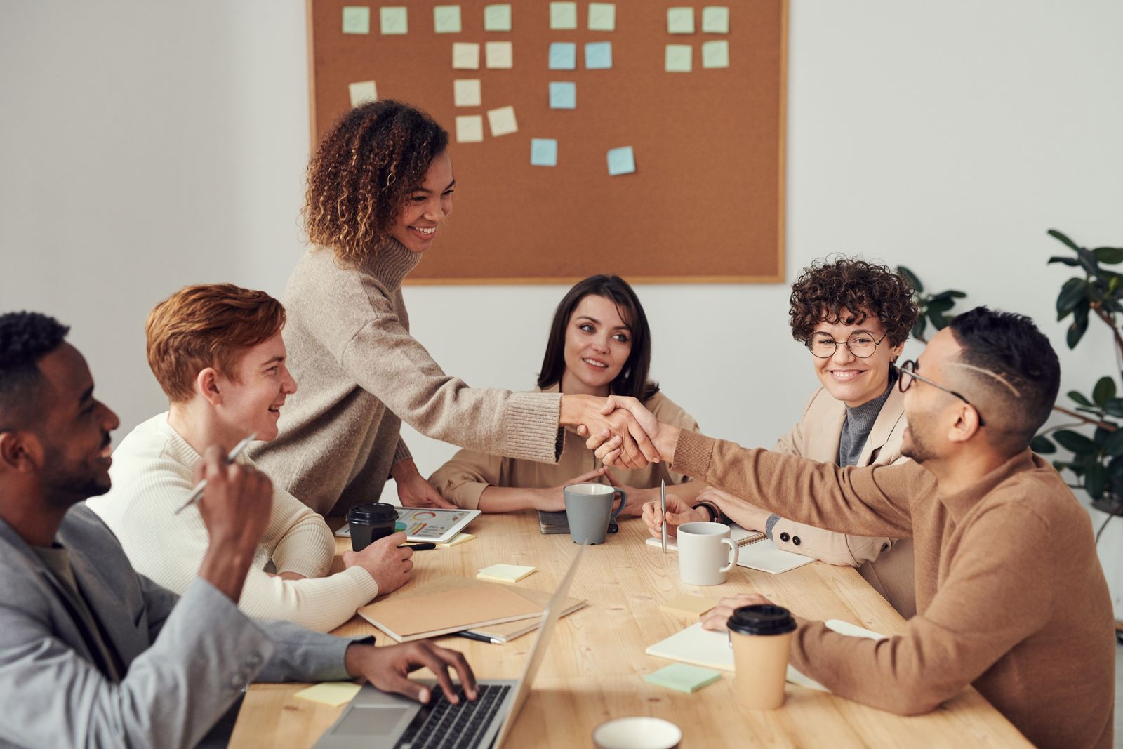 Besprechung eines Montageauftrags am Tisch in der Werkstatt